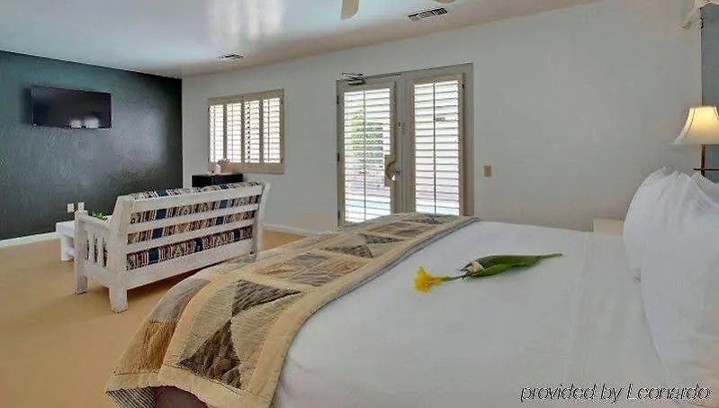 La Joya Inn- A Gay Men'S Clothing Optional Resort Palm Springs